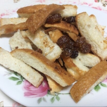 ホームベーカリーで焼いた食パンの端っこで作りました♡ココナッツの香りとレーズンの甘味が絡んで、とっても美味しいラスクが完成しましたよ~♡レシピ感謝です(^^)